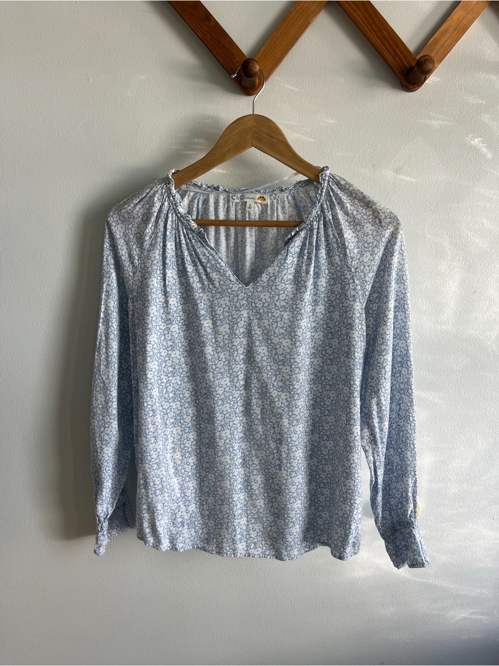 C&C California Light Blue Floral V-Neck Long Sleeve Blouse